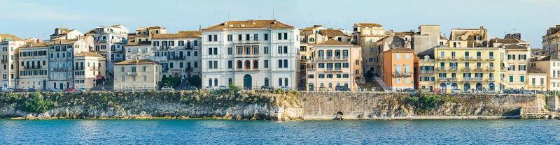 Huizen aan de kust van Corfu stad